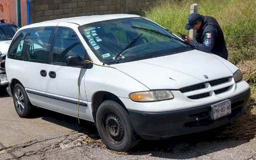 Recuperan policías un auto Shadow con reporte de robo