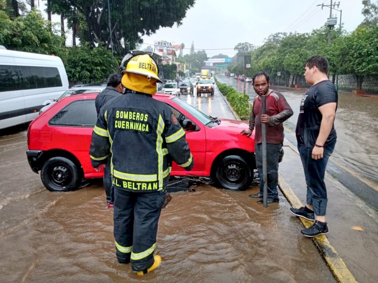 Rescatan vehículo atrapado por la lluvia