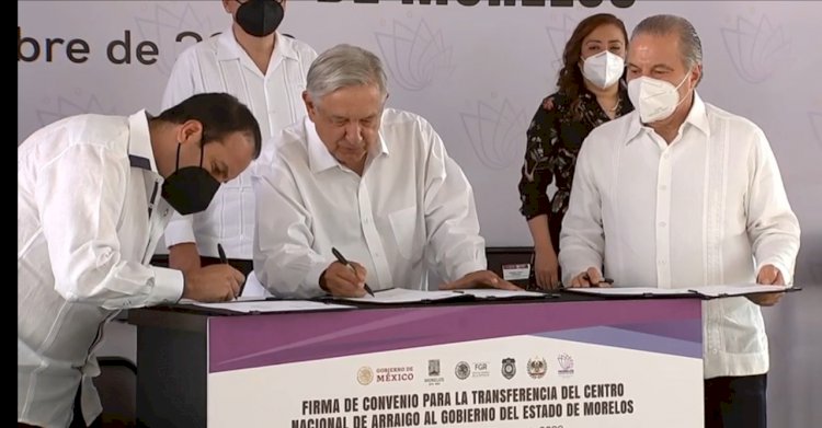 Firmaron AMLO y C. Blanco convenio para transferencia de instalación