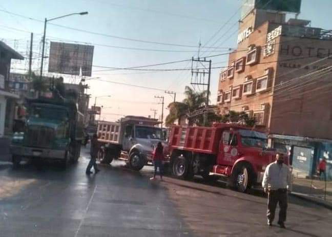 En protesta por alta inseguridad,  camioneros bloquean Cuernavaca
