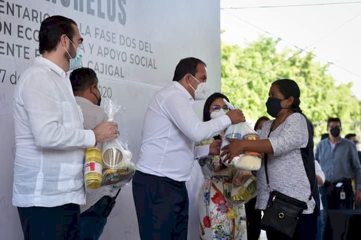 Entrega Cuauhtémoc Blanco apoyo alimentario a familias vulnerables de Yautepec