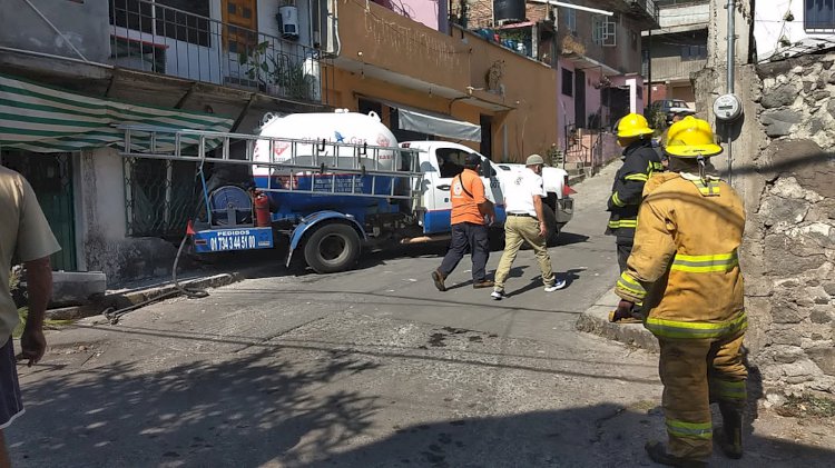 Se impacta una pipa gasera  en una casa en Plan de Ayala