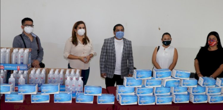 Entrega el diputado Alfonso Sotelo gel antibacterial  y mascarillas al gremio periodístico