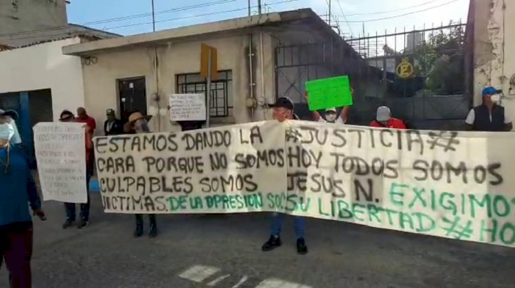 ¨Chivo expiatorio¨ acusan los  familiares de policía detenido