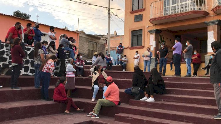 Vecinos de Tlalnepantla toman edificio presidencial Vs. alcalde