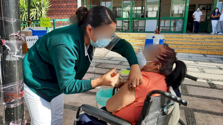 Inició IMSS Morelos vacunación contra covid-19 en Puente de Ixtla