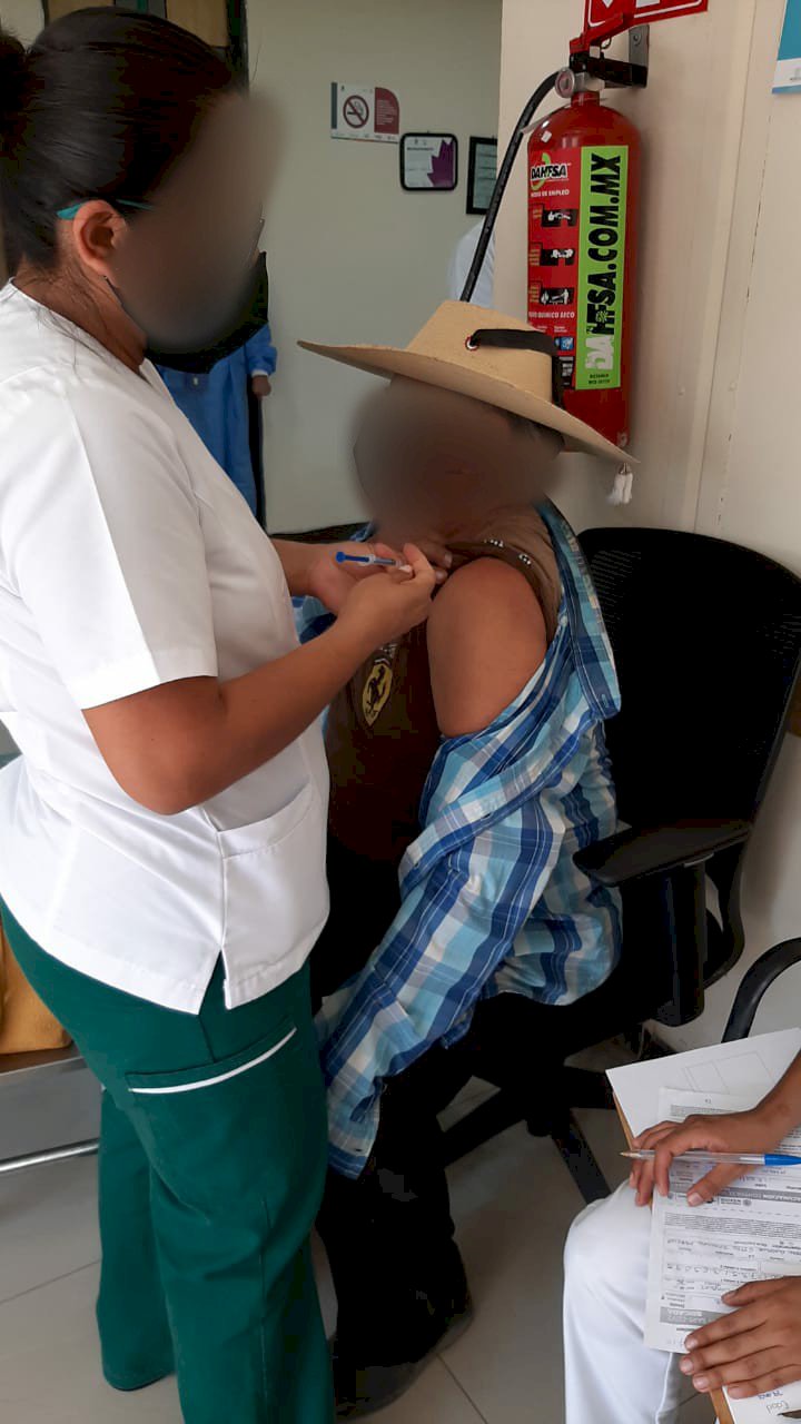 También en Tepalcingo se inició vacunación por parte del IMSS