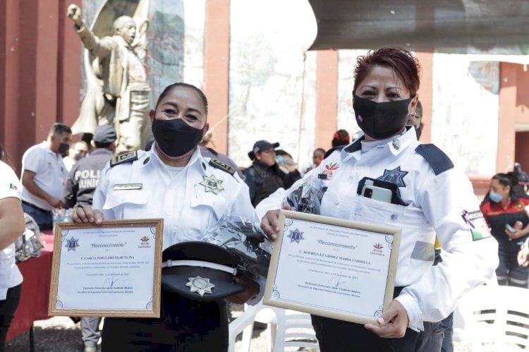Reconocimiento a mujeres policías,  bomberas y de vialidad de la capital