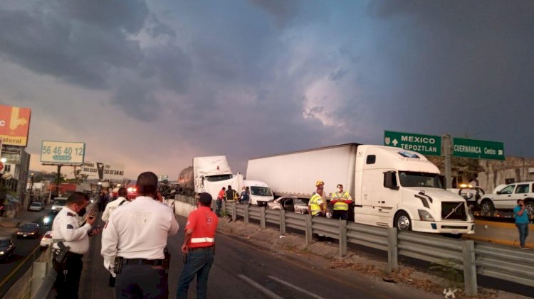 Varios vehículos particulares, 2 tipo tractocamión y 2 motocicletas más, el saldo del accidente en el distribuidor vial Palmira