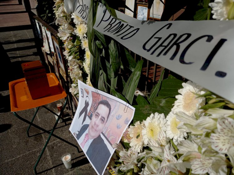 Familiares y reporteros rinden homenaje a José Luis