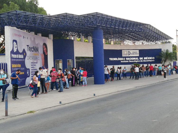 Horas de espera para vacuna en el Tec de Zacatepec