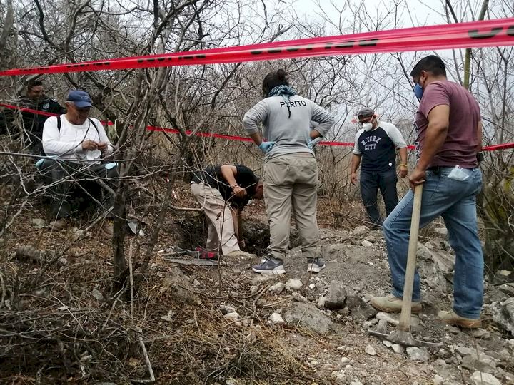 Descubren posible fosa clandestina  en campos del ejido de Moyotepec