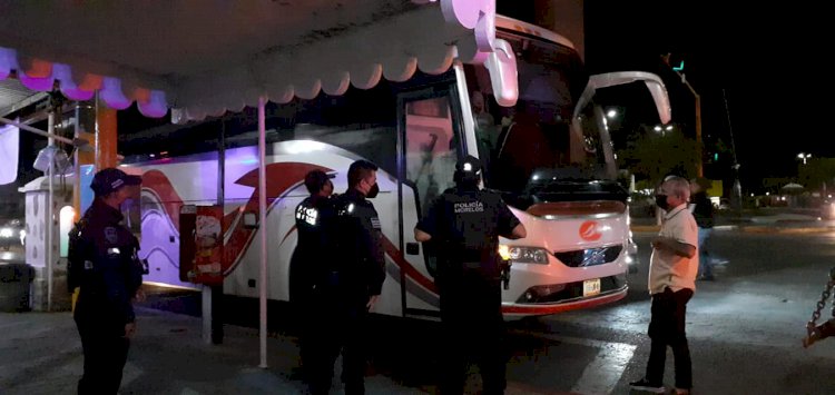 Impiden secuestro de autobús de  pasajeros por normalistas