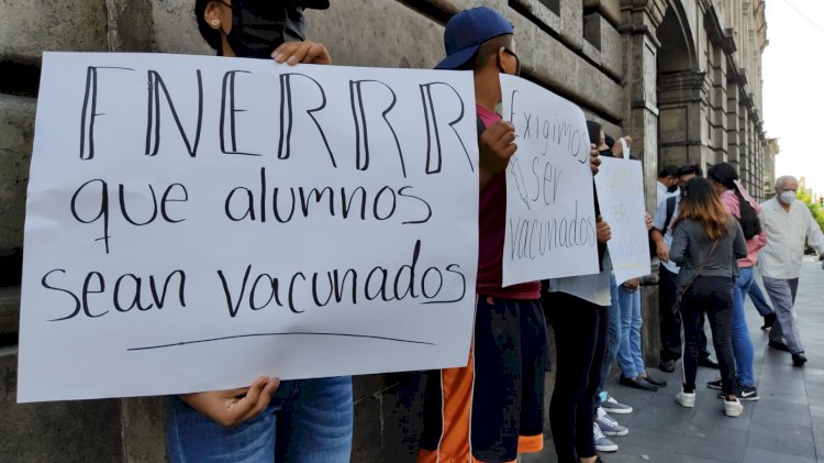 Estudiantes vuelven a exigir a la autoridad federal vacunas