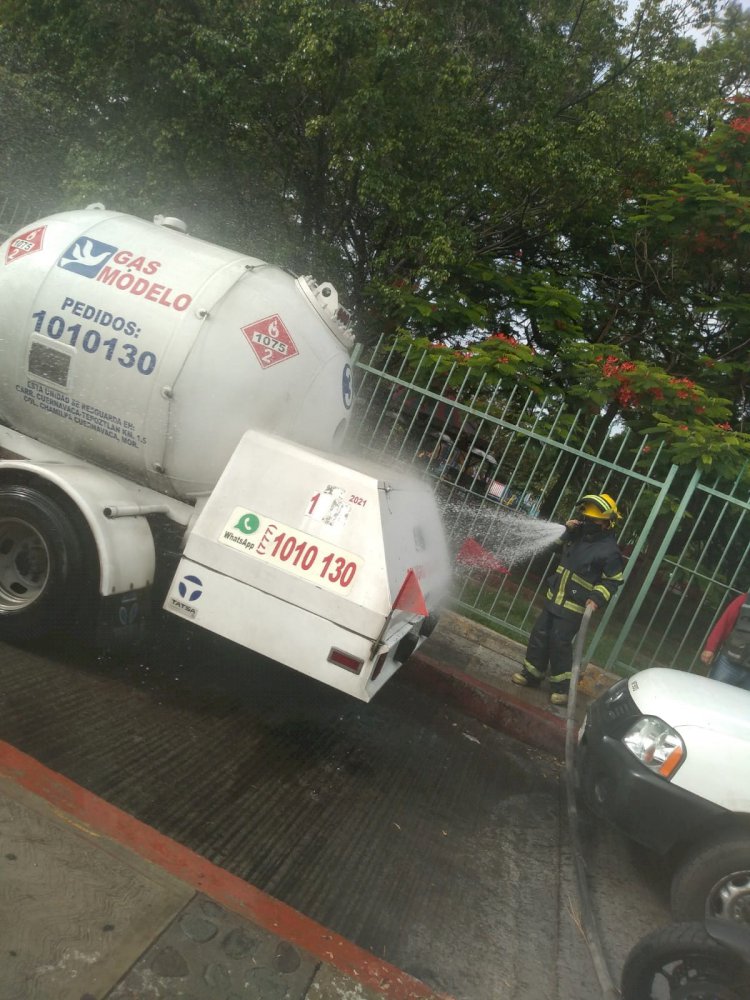 Chocan auto y pipa de gas en bulevar Cuauhnáhuac