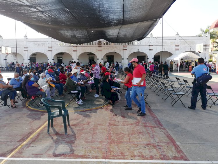Mucha asistencia para la vacuna en Xochitepec de los de 40-49