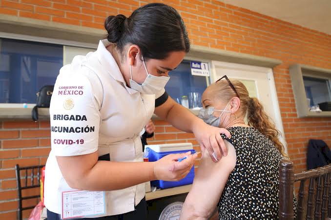 Burócratas y trabajadores iniciaron ayer con vacunación anticovid