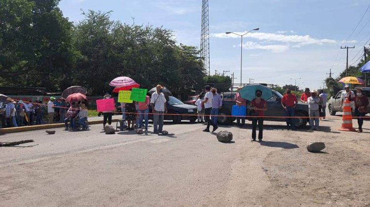 Cierran carretera por falta de  abasto de agua en Zacatepec