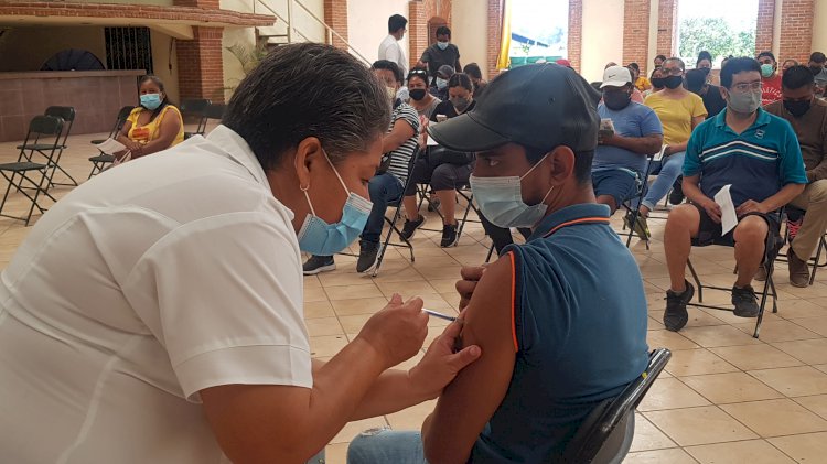 Jóvenes de Zacatepec se quedan  con las ganas de ser vacunados
