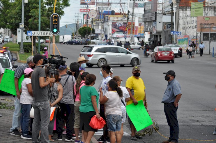 Bloquean bulevar Cuauhnáhuac;  exigen el abasto de agua potable