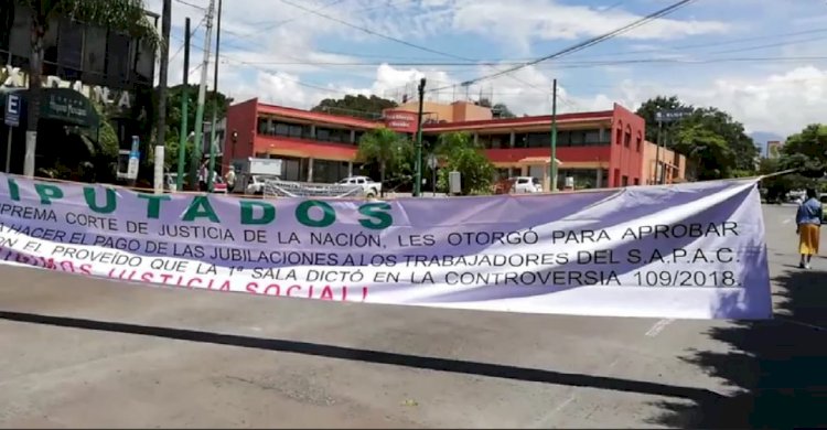 Sigue Cuernavaca sin cumplir a jubilados de Sapac; realizan bloqueo