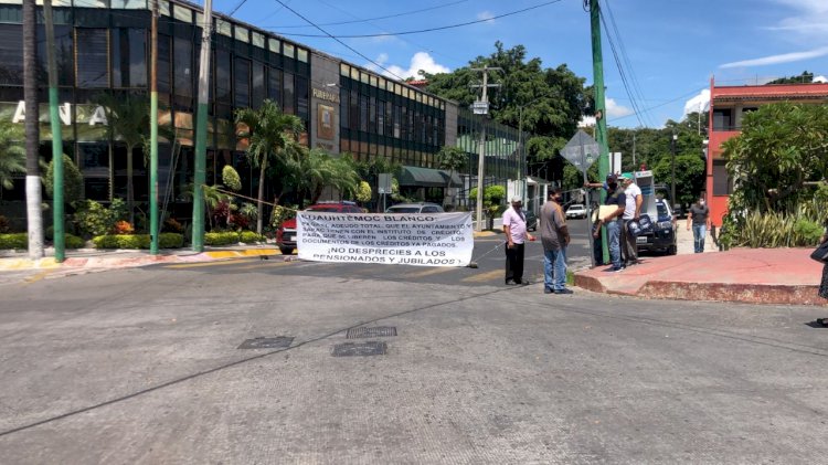 Bloquean trabajadores de SAPAC  Av. Morelos por pago de jubilaciones