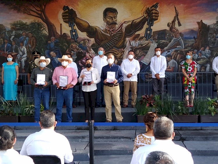 Dan a campesinos, investigador y productor presea Emiliano Zapata