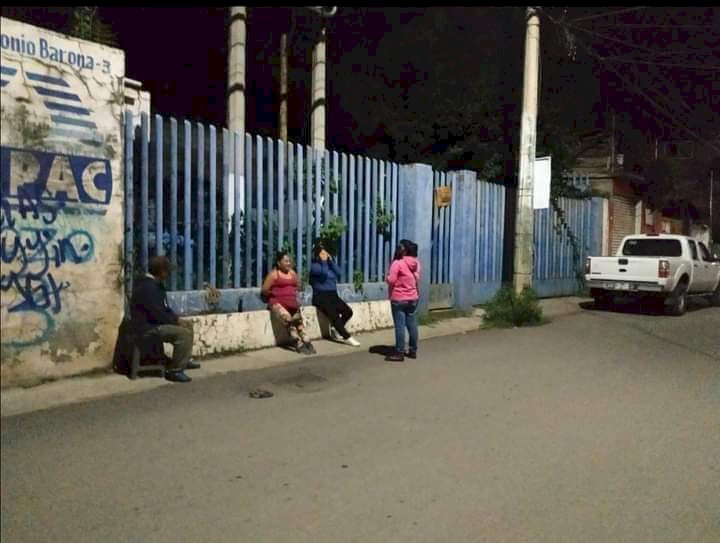 Vecinos bloquean paso a pozo en la Antonio Barona a la CFE