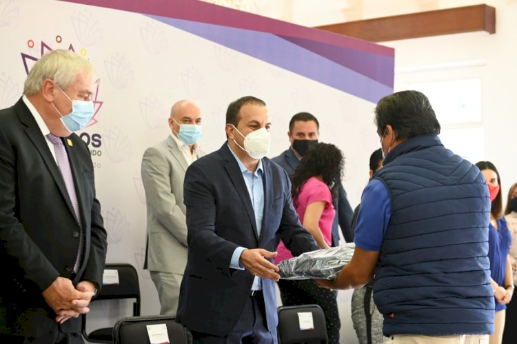 Entrega gobierno de Cuauhtémoc Blanco uniformes a personal del Ejecutivo