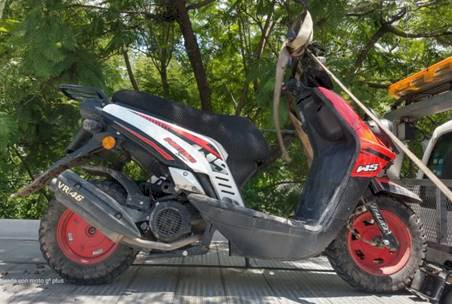 Apareció en Ayala una motoneta abandonada con reporte de robo
