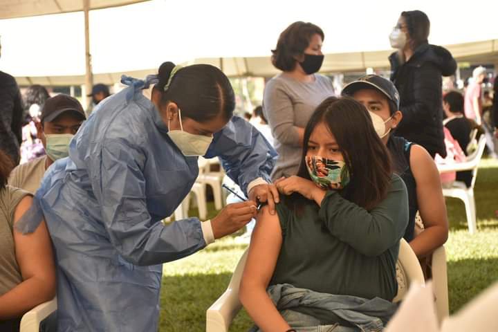 Largas filas para que jóvenes se vacunen en Tepoztlán