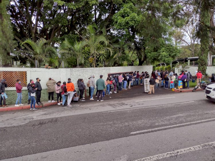 Muchos esperan la vacuna anticovid en el Hospital Militar de Cuernavaca