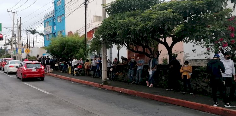Muy largas filas para vacunación de jóvenes en Cuernavaca este martes