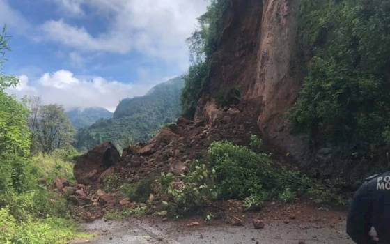 Cierran carretera entre Tetela del Volcán y Hueyapan por deslaves