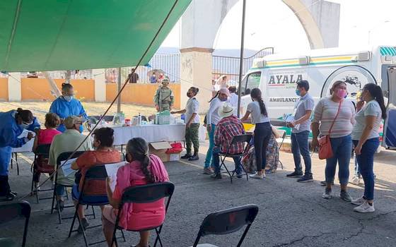 Abarrotan adultos de 40-49 años centros de vacunación en Ayala