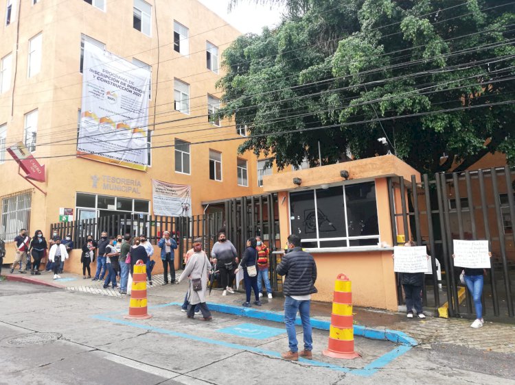 Vecinos toman Tesorería de Cuernavaca por mentiras de pagos a la CFE