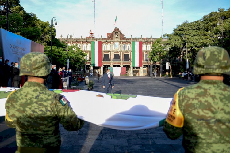 A toda asta, se izó hoy el lábaro patrio en el Zócalo de Cuernavaca por la gesta independentista