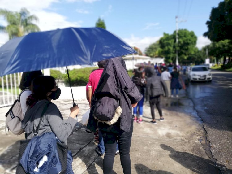 Ni la lluvia alejó a los jóvenes de  Cuernavaca que fueron a vacunarse