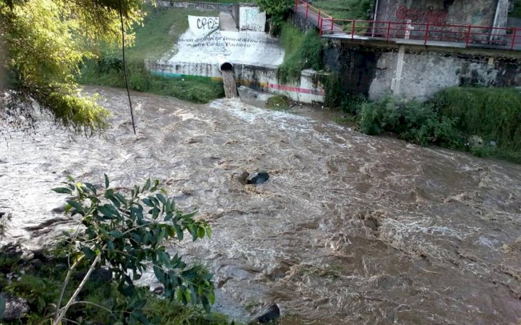El río Cuautla sufre de contaminación por constantes descargas de drenajes