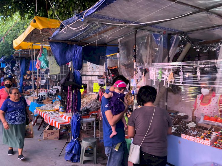 Confían comerciantes en recuperar  ventas en tianguis del Día de Muertos