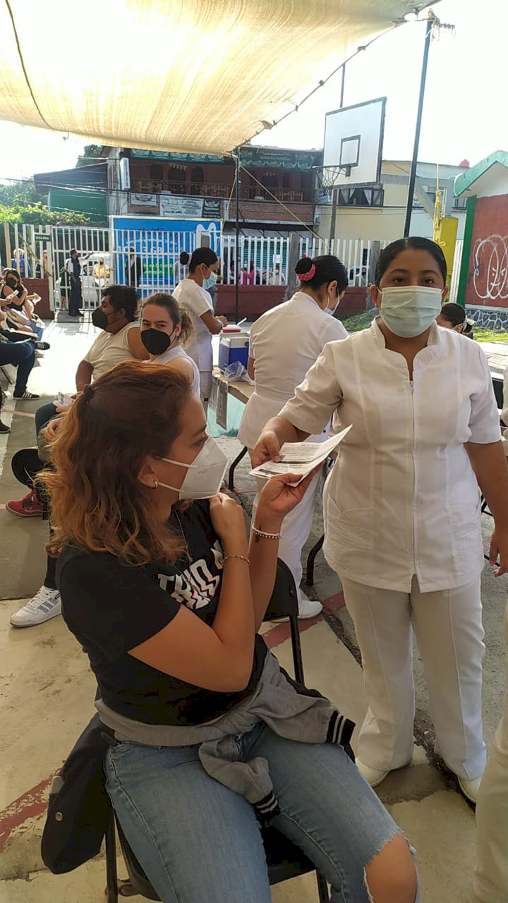 Jóvenes abarrotan módulos de vacuna en Jiutepec por 2a dosis de AstraZeneca