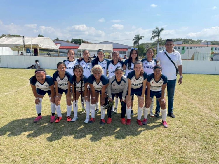 Plata para la UAEM en Campeonato Nacional de Futbol Bardas Femenil