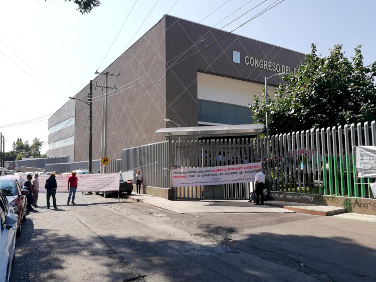 Por segundo día, extrabajadores de  Cuernavaca piden apoyo a diputados