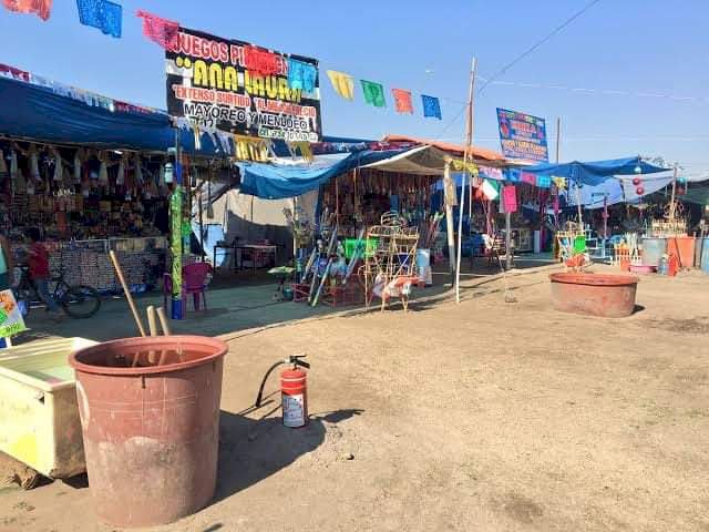 Instalaron el tradicional tianguis de cohetes en Xoxocotla bajo cuidados