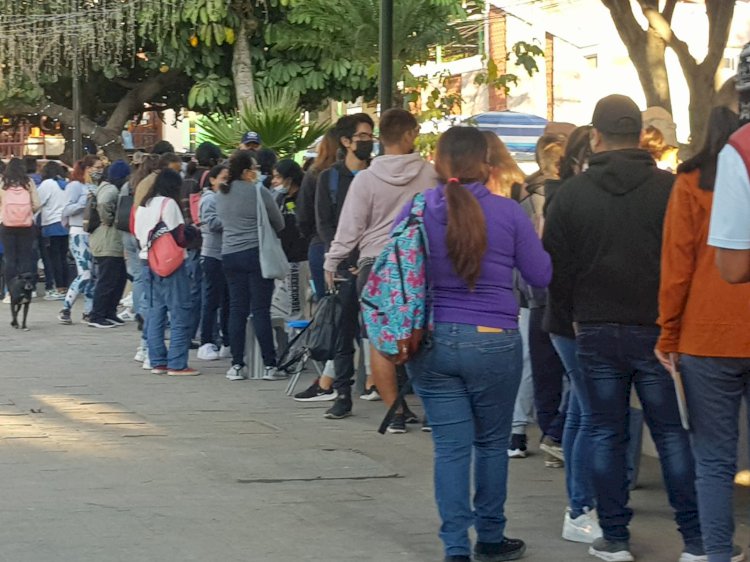 En minutos vacunan a cientos de jóvenes de 15 a 17 contra covid-19 en Jiutepec