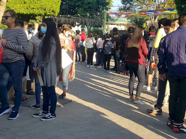 En minutos vacunan a cientos de jóvenes de 15 a 17 contra covid-19 en Jiutepec