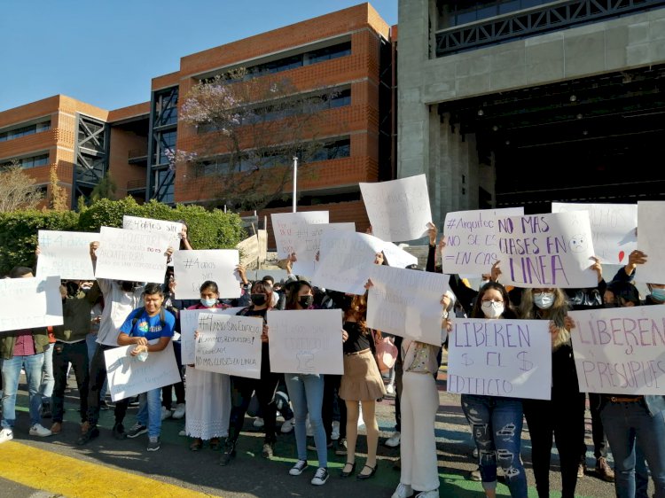 Protestan de forma pacífica estudiantes de  la facultad de arquitectura de la UAEM