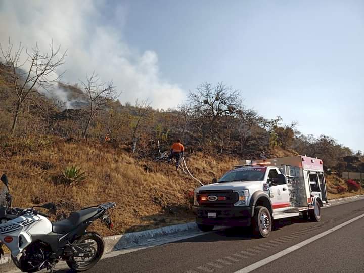 Batallan contra incendio en Tepoztlán