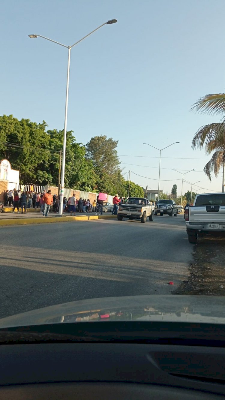 Padres de familia de secundaria en Ayala cierran carretera