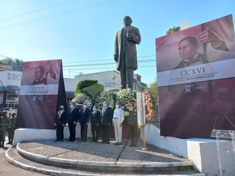 Autoridades educativas rinden honores a Benito Juárez